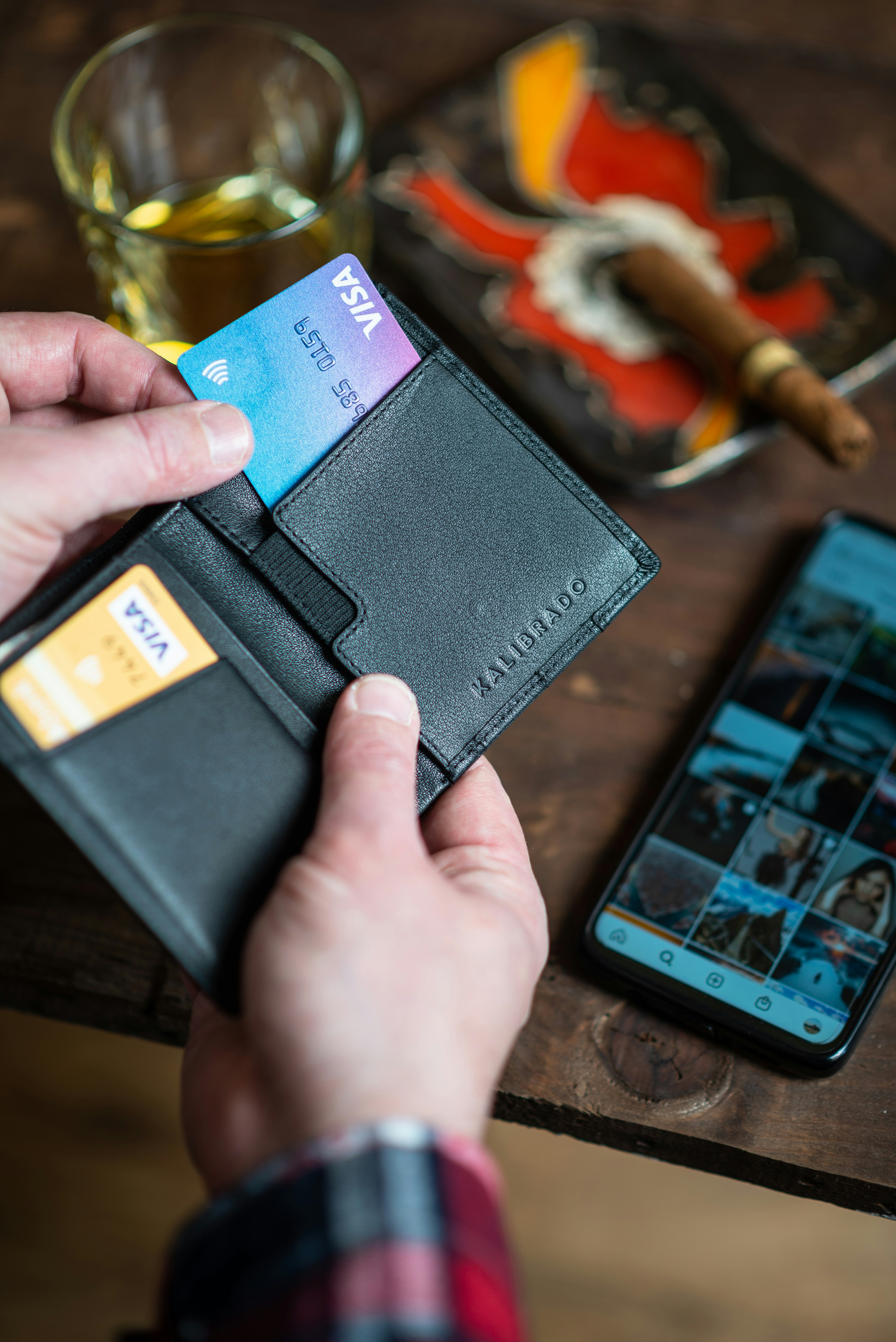 Expertise - Hand holding wallet with credit cards